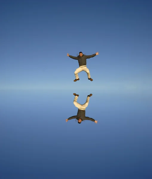 Молодой Человек Прыгает Высоко Отражением Воды — стоковое фото