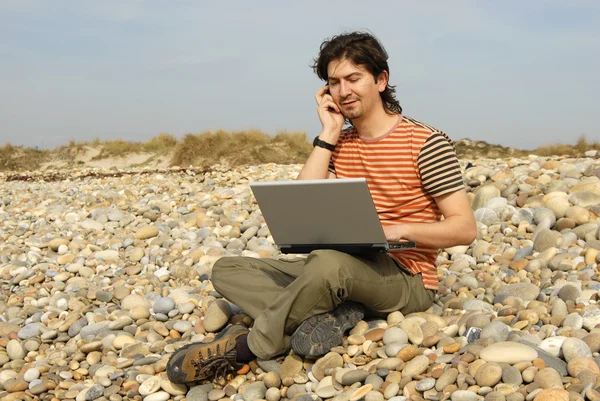 Plajda Laptop Ile Genç Casual Adam — Stok fotoğraf