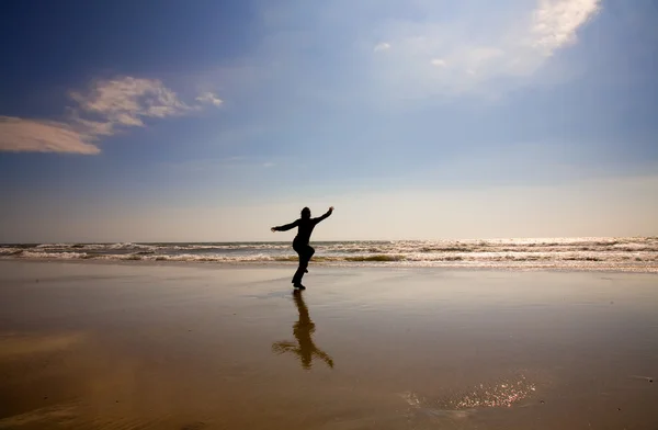Молодая Женщина Бежит Мокром Пляже — стоковое фото