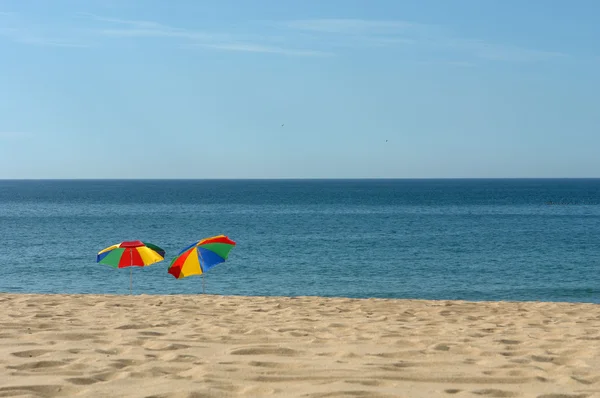 Renkli Plaj Şemsiyeleri Portekiz Güney Sahilinde — Stok fotoğraf