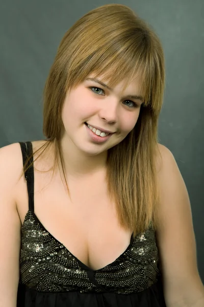 Jonge Mooie Blonde Portret Tegen Grijze Achtergrond — Stockfoto