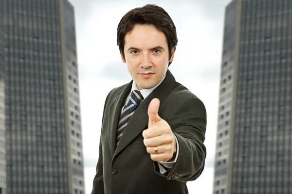 拇指向上的年轻商业男人 — 图库照片