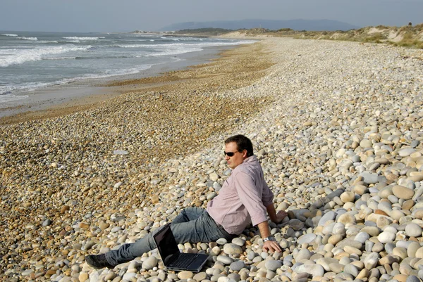 Joven Hombre Casual Con Portátil Playa — Foto de Stock