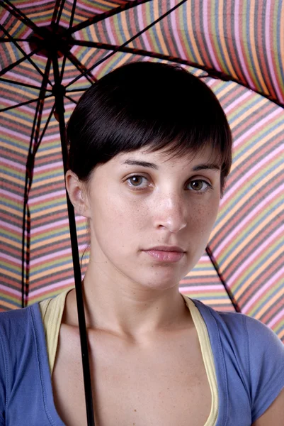 色の傘を持つ若いブルネットの少女 — ストック写真