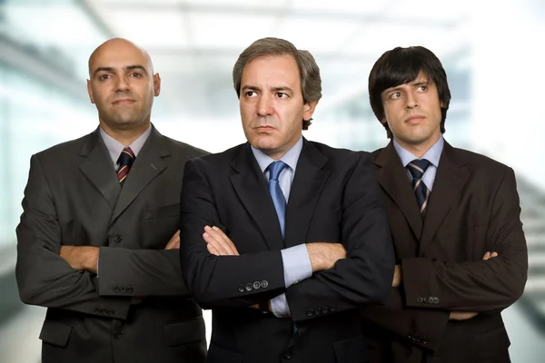 三个常设沉思的商务男士的团队 — 图库照片