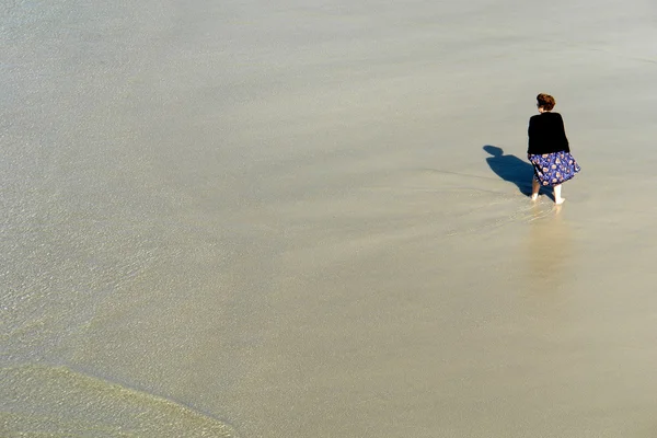해변에서 오래 된 여자 — 스톡 사진
