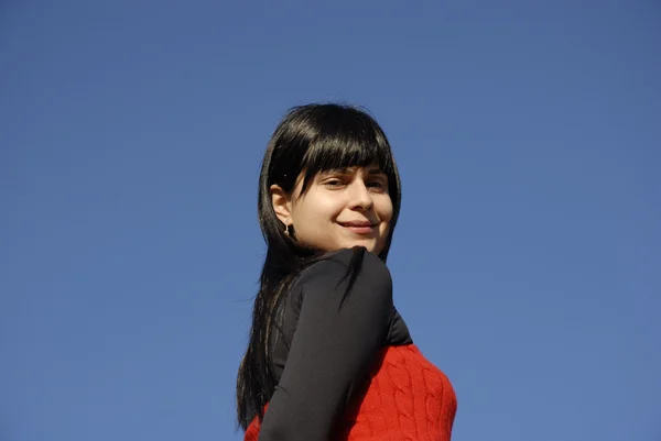 背景の空の屋外でのカジュアルなラテン女の子 — ストック写真