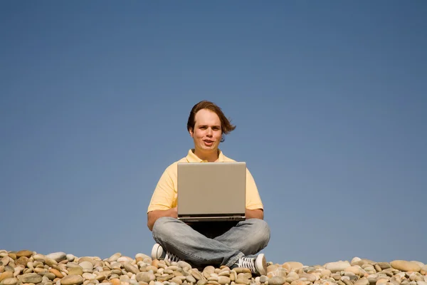Junger Lässiger Mann Mit Laptop Strand — Stockfoto