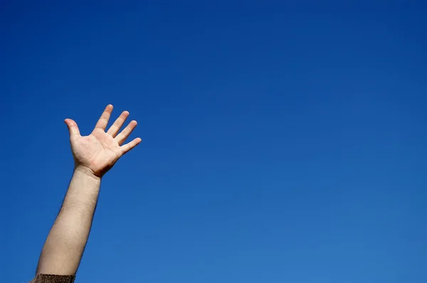 人的手和蓝色的天空为背景 — 图库照片