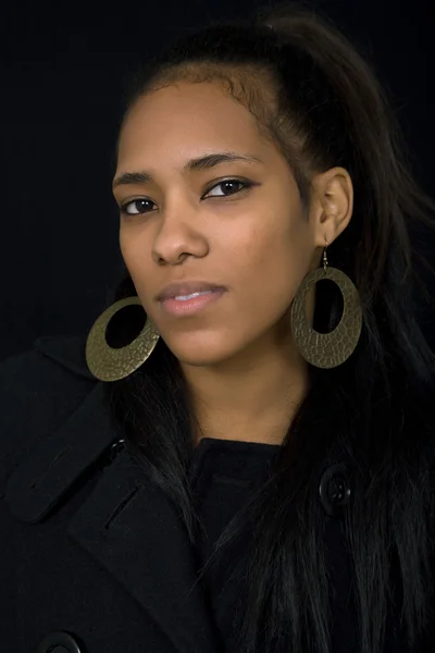 Joven Hermosa Mujer Cerca Retrato Sobre Fondo Negro — Foto de Stock