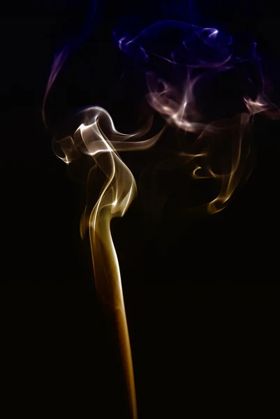 抽象的な色は黒の背景上の煙 — ストック写真