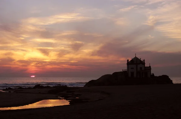 Μικρή Εκκλησία Σιλουέτα Στην Παραλία Στο Ηλιοβασίλεμα — Φωτογραφία Αρχείου