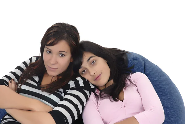 两个年轻女孩在孤立在白色沙发 — 图库照片