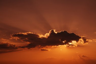 gün batımı ve turuncu bulutlar, güneş ışınları