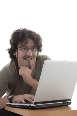 bilgisayarla çalışma cezbetmek gülen genç adam