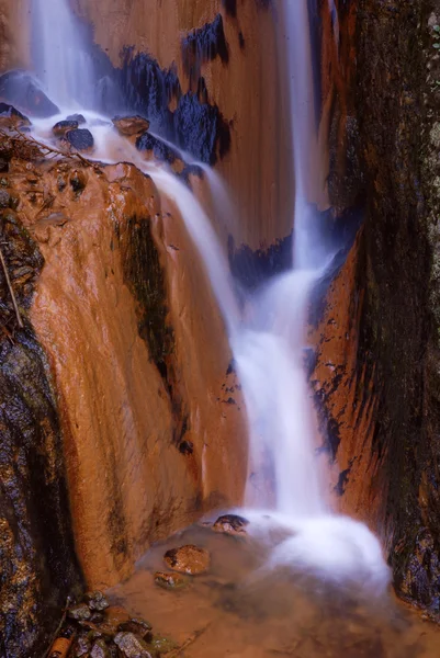 長い露出 アゾレス諸島で美しい滝 — ストック写真