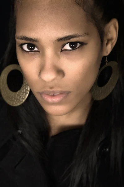 Młoda Piękna Kobieta Bliska Portret Czarnym Tle — Zdjęcie stockowe