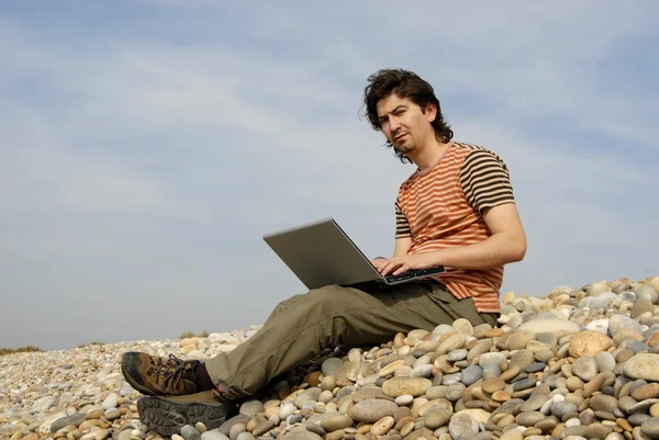Młody Człowiek Dorywczo Laptopa Plaży — Zdjęcie stockowe