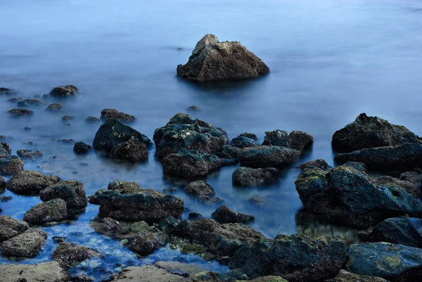 Larga Exposición Del Mar Sobre Las Rocas Sensación Ensueño —  Fotos de Stock