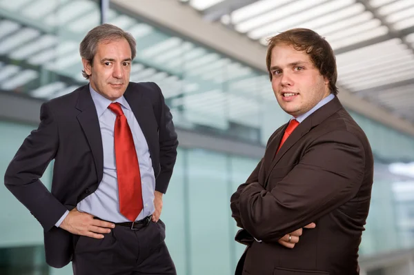 Dwie Firmy Mężczyźni Portret Nowoczesnym Budynku Biurowym — Zdjęcie stockowe