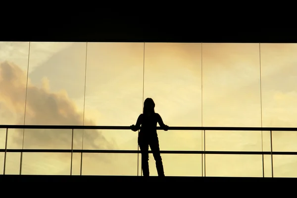 Жінка Сучасній Будівлі Заході Сонця — стокове фото