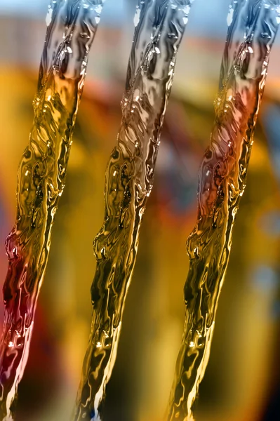 Abstrakte Wasserfluss Detail Auf Farbigem Hintergrund — Stockfoto