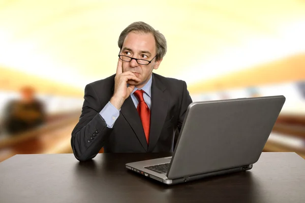 Zralé Obchodní Muž Jeho Laptop — Stock fotografie