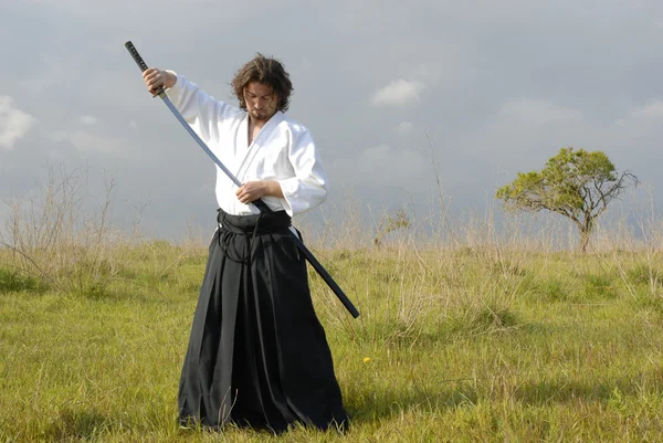 Joven Aikido Hombre Con Una Espada Aire Libre — Foto de Stock