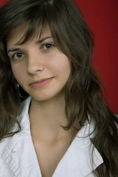 Jonge Vrouw Portret Geïsoleerd Rode Achtergrond — Stockfoto
