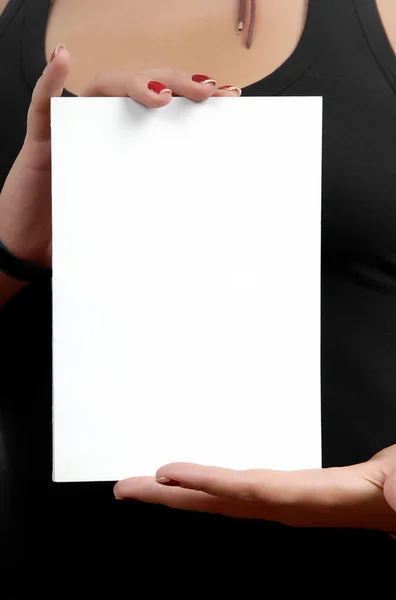 Mãos de mulher segurando um cartão vazio — Fotografia de Stock