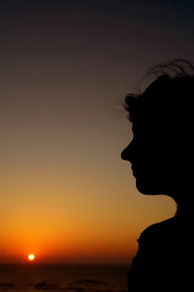 日没時の女性のシルエット — ストック写真