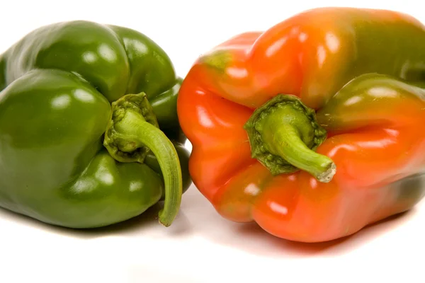 Rote Und Grüne Paprika Isoliert Auf Weiß — Stockfoto