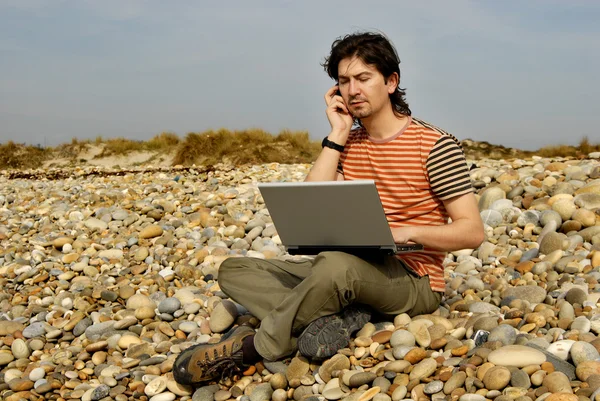 Young Casual Man Laptop Beach — Stock Photo, Image