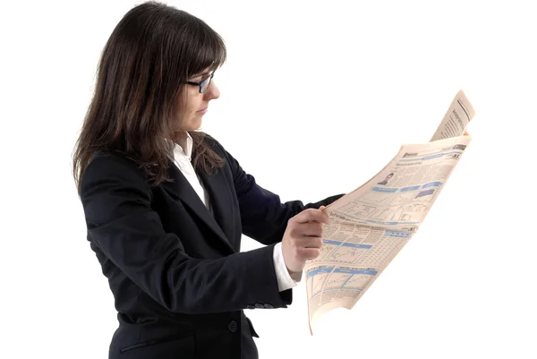 ビジネスの女性は白で隔離される金融新聞を読む — ストック写真