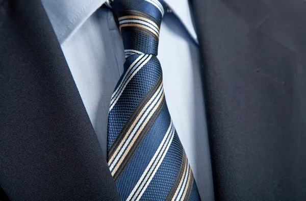 蓝色的领带与西装男人的细节 — 图库照片
