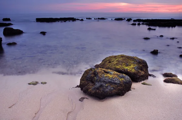 长时间曝光的海把岩石 如梦如幻的感觉 — 图库照片