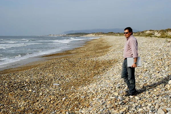 彼のラップトップとビーチで若い男 — ストック写真