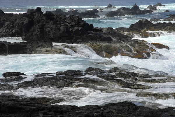 Скалы Побережье Океанскими Волнами — стоковое фото