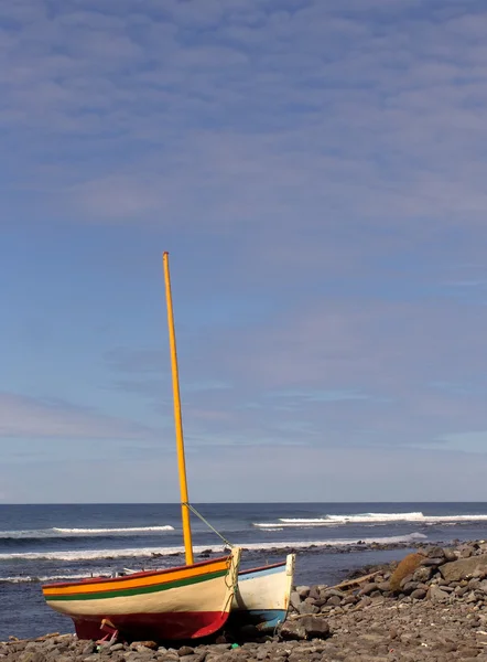 小船在亚速尔群岛海岸的土地 — 图库照片