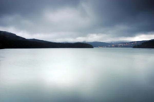 长时间曝光的湖里 在葡萄牙北部 — 图库照片