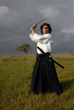 Genç aikido adam açık havada kılıç