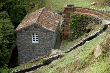 çiftlik evi, kırsal kesimde azores, Portekiz, eski su değirmeni