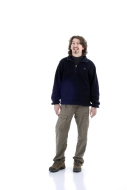 Beyaz arka planda eğleniyor genç deli adam