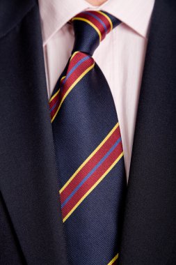 Renkli kravatlı bir iş adamının ayrıntıları