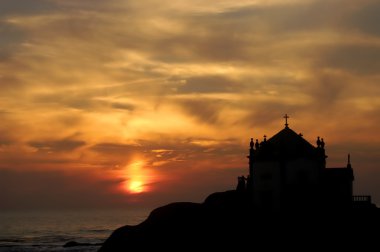 Küçük kilise siluet, sunset Beach