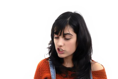 Beyaz bir arka plan güzel genç kadın