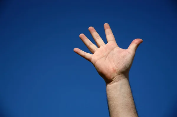 人的手和作为背景的天空 — 图库照片