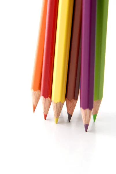 いくつかの色の白い背景で隔離の鉛筆 — ストック写真