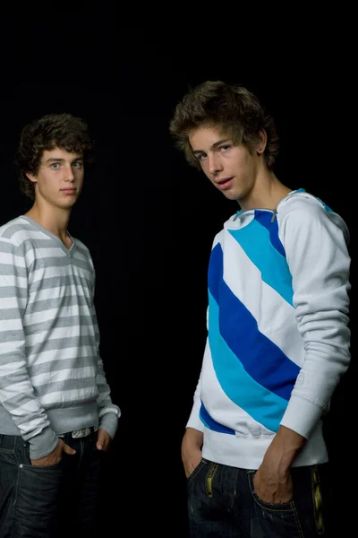 Två Unga Män Stående Svart Bakgrund — Stockfoto
