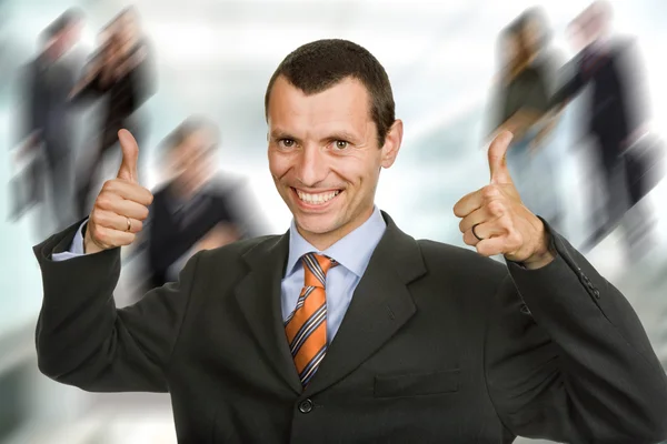 Молодой Счастливый Бизнесмен Показывает Большие Пальцы Вверх — стоковое фото